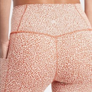 Athleta Salutation Stash Pocket II - Textured micro cheetah print size MP